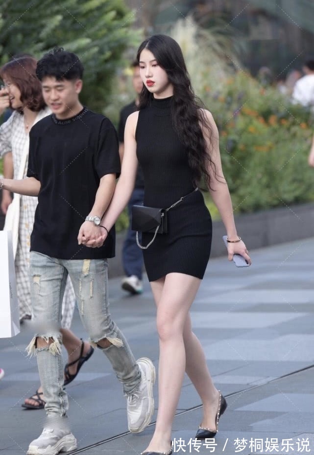 靠近|精致的妆容搭配连衣短裙,黑色系穿搭高雅有气质,一般人不敢靠近