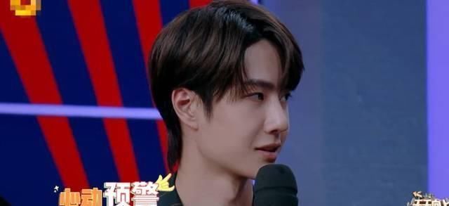 面对镜头 王一博妈妈惊喜现身《天天向上》,看清她的出场方式,太暖心了