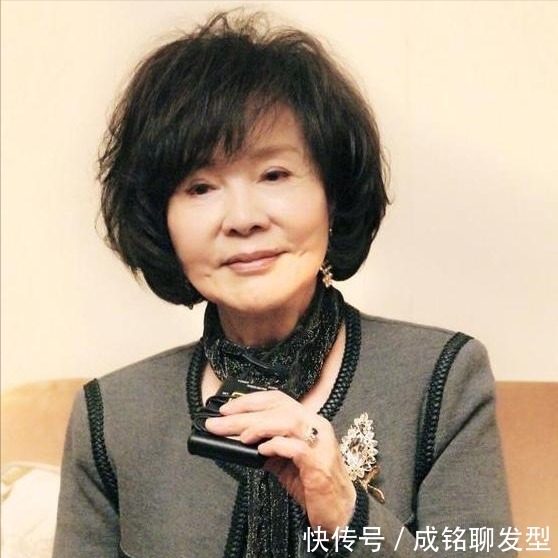 染发 这才是老年人最美的发型,蓬松卷发知性优雅,花白发更显成熟魅力