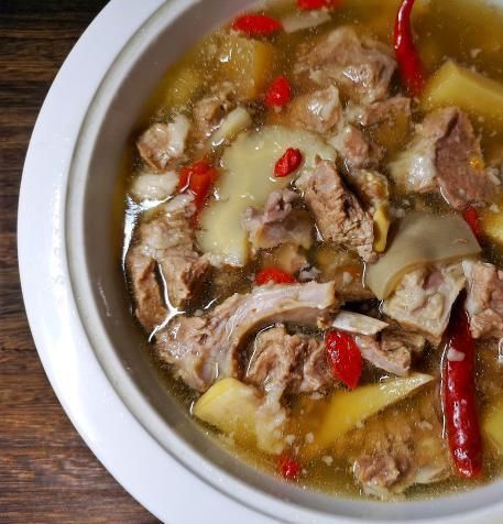 炖羊肉时,记住放“1白1红1黄”,炖出的汤汁清亮羊肉香,无膻味
