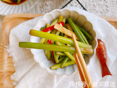 酸辣|多年的腌蒜苔配方,记住“6味3细节”,酸辣脆爽,2小时就能吃
