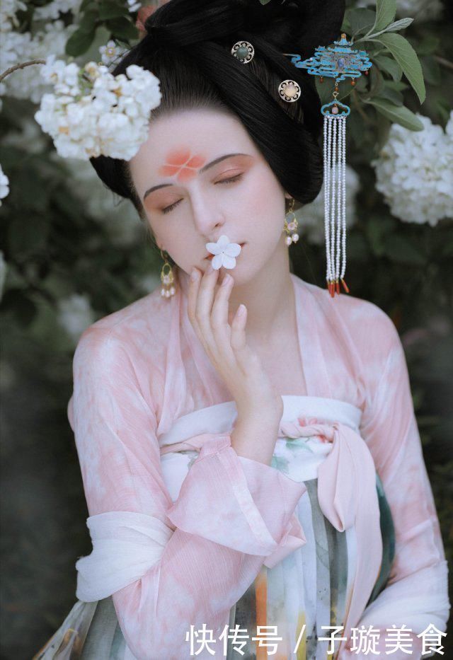 中华汉服@当外国人穿上中华汉服会是什么样子本以为会奇怪,但是却很惊艳