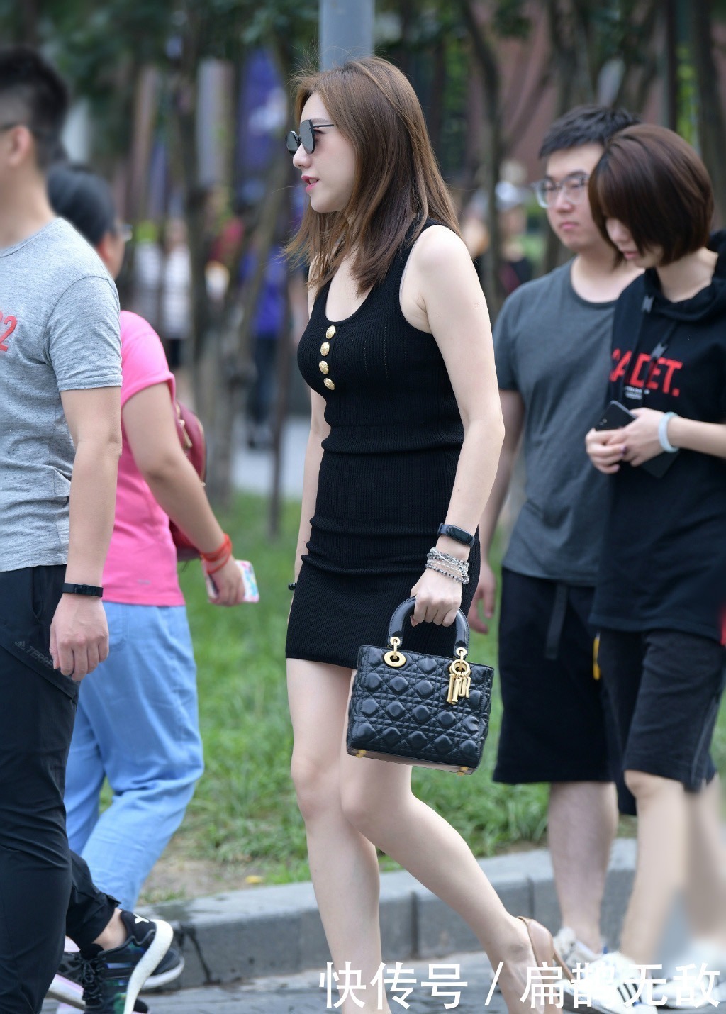 约会|初夏约会穿搭,修身短裙装让你的造型显得靓丽又优雅