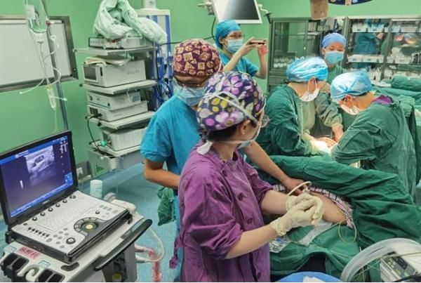 远嫁女子进产房前,偷偷递给医生一张小纸条,看完既心疼又无奈