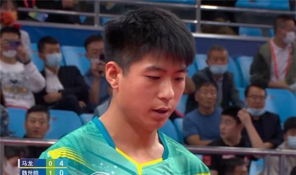 翻盘|马龙yyds!决胜局2-4落后仍翻盘,3-2艰难战胜国乒小将,拒绝爆冷