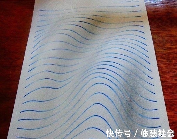 老师$15岁男孩上课总是不专心低头画画!老师翻开他笔记本后甘拜下风