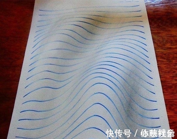 老师$15岁男孩上课总是不专心低头画画！老师翻开他笔记本后甘拜下风