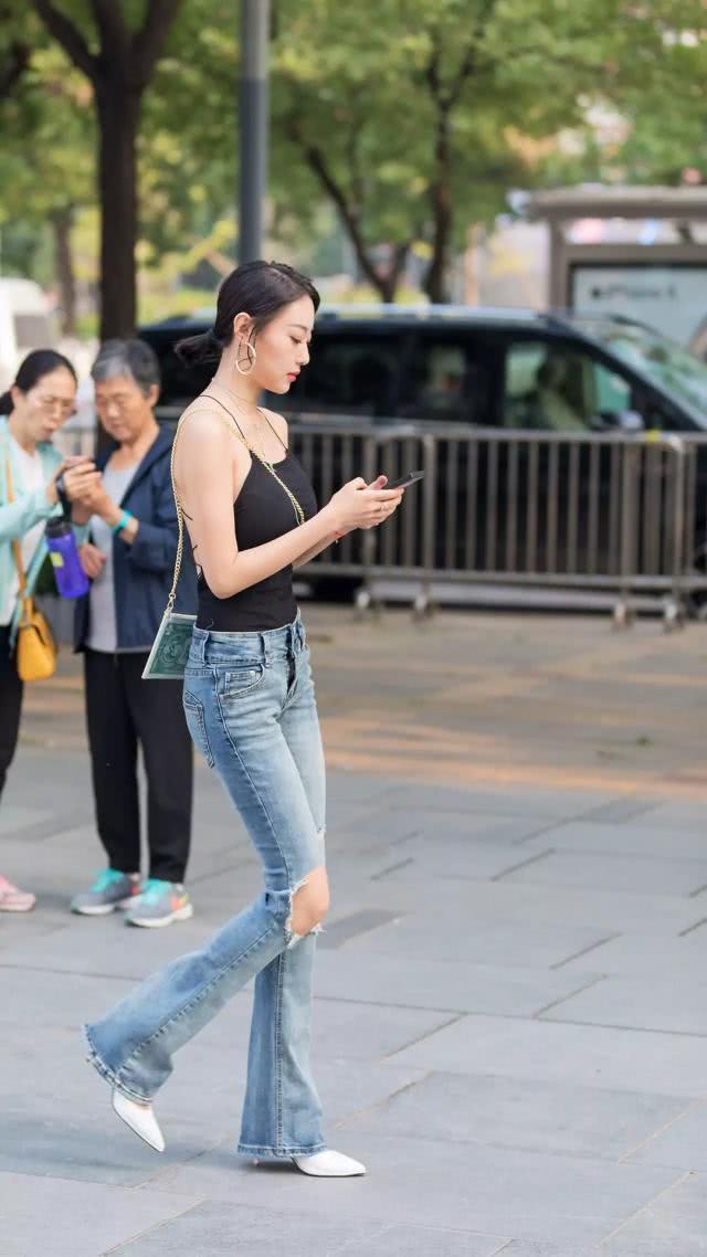 漂亮|街拍:美女黄色连衣裙外搭皮草上衣,舒适大方精致又漂亮