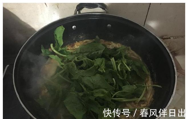 鸡蛋|面条最简单的吃法，加点豆瓣酱进去，酱香味浓，孩子一次吃两碗！