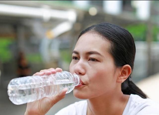 喝水|孕妈这4个坏习惯，可能造成“羊水浑浊”，影响胎儿健康！