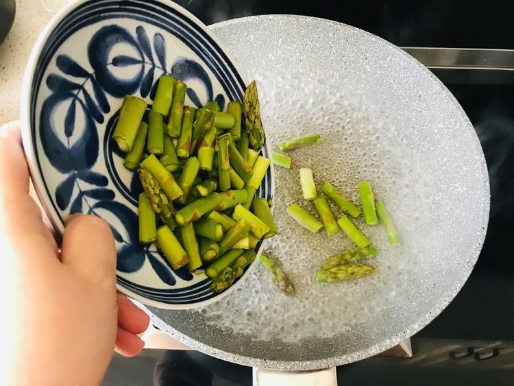 芦笋搭配虾仁，简单炒一炒，清新鲜美，营养好吃