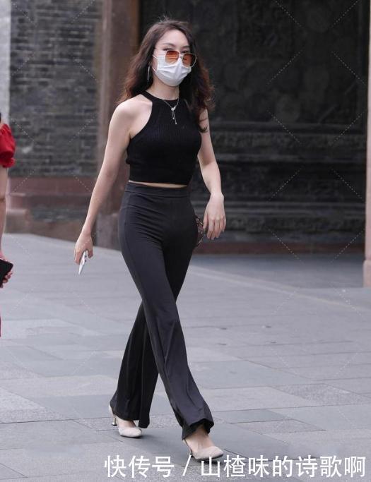 露肩黑色背心搭配紧身阔腿裤,凉爽时尚,活力十足