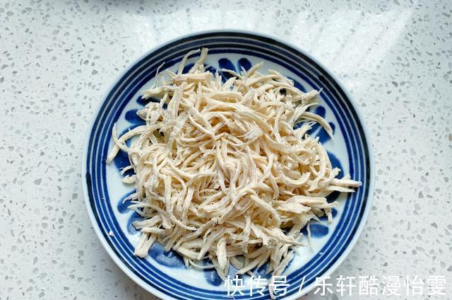 主食|夏天必备清爽主食鸡丝凉面，拌一拌10分钟上桌，酸辣又开胃