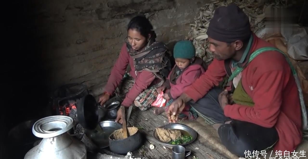 尼泊尔山区穷人的生活，只炒一个青菜，大人吃玉米糊小孩吃大米饭