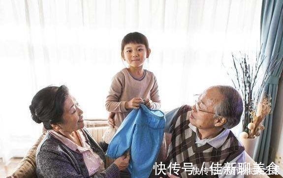 孩子|“最美外婆”产房外火了,风头盖过刚出生宝宝,生护士都看直了眼