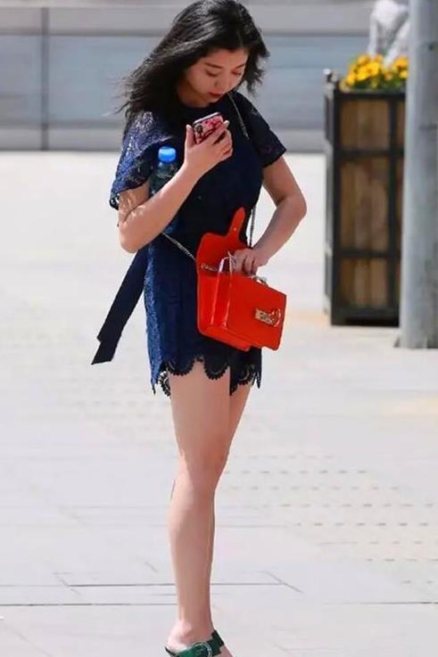 街拍:兰质蕙心的小姐姐,一条碎花连衣裙,青春活力气息