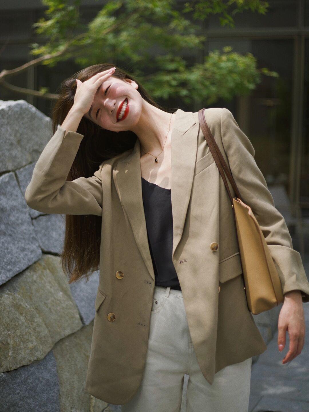 时尚感|秋季怎么穿出时尚感？西装搭配直筒裤干练利落，保暖又舒适