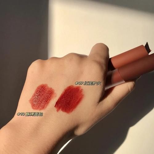 白+粉|这些唇釉开挂了吧!年度爱用平价唇釉分享!女生的快乐源泉!