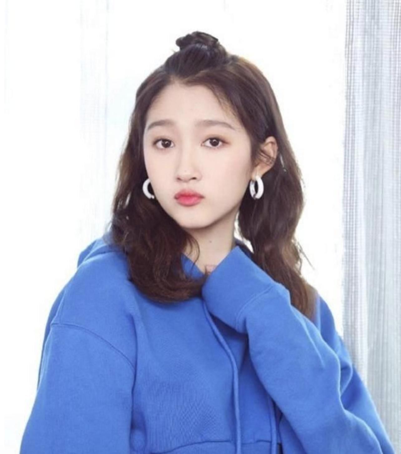 丸子头已经过时啦，今年流行男女通吃的苹果头，时髦减龄还方便