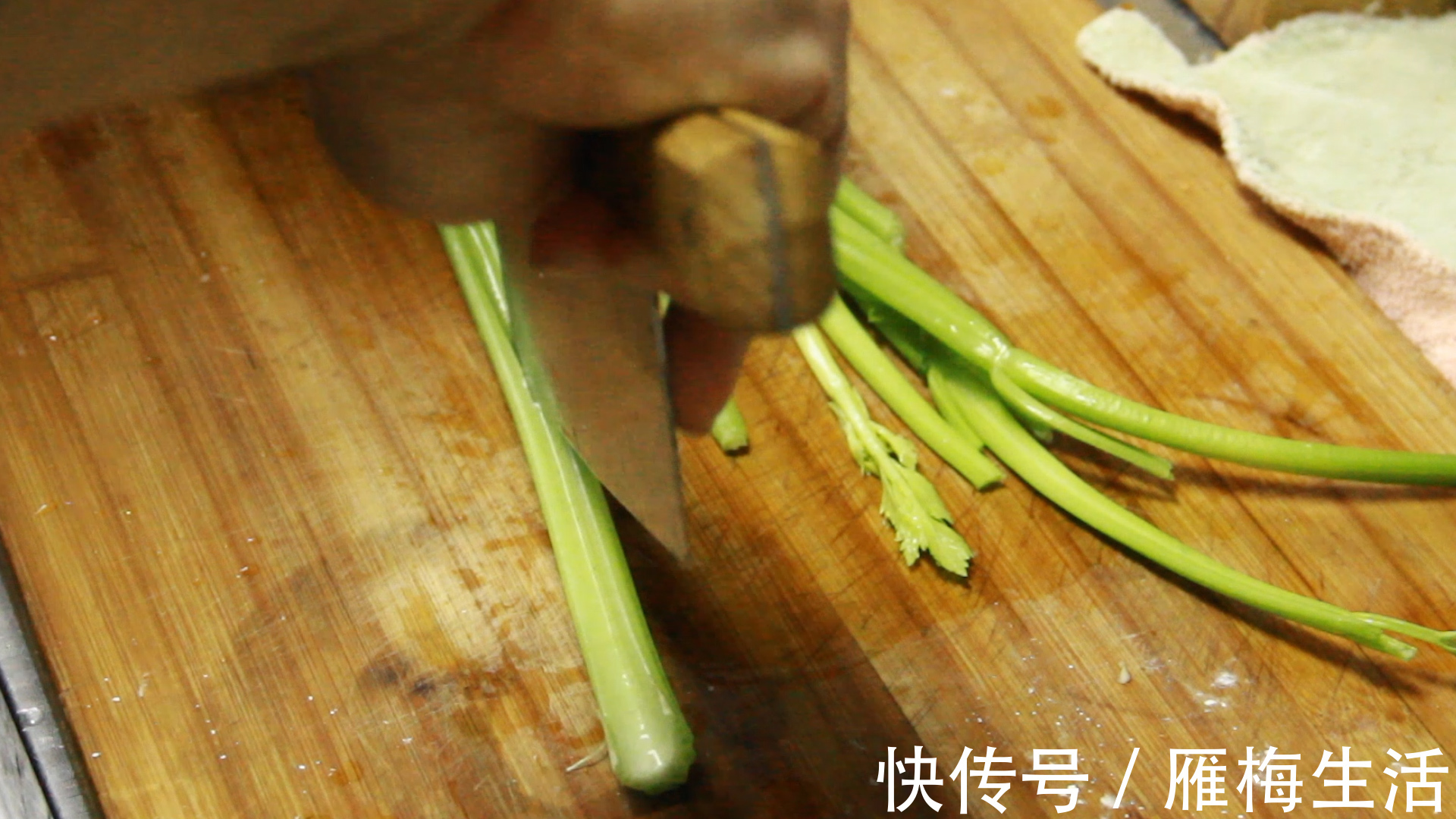 为啥很多饭店把芹菜炒杏鲍菇当做招牌菜试着炒一次,真能吃上瘾