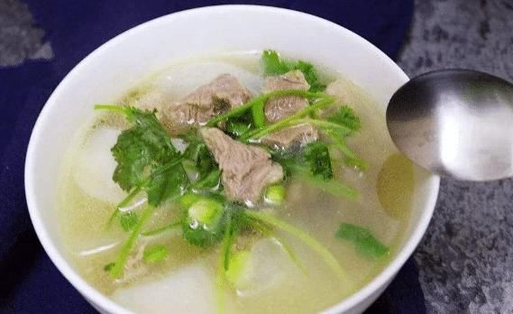 炖羊肉汤有窍门，别直接下锅炖，多做两步，肉嫩汤鲜，无膻味