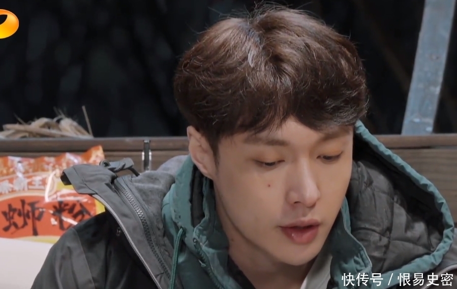 何炅嘲笑张艺兴不会用筷子,黄磊的救场方式很高级!