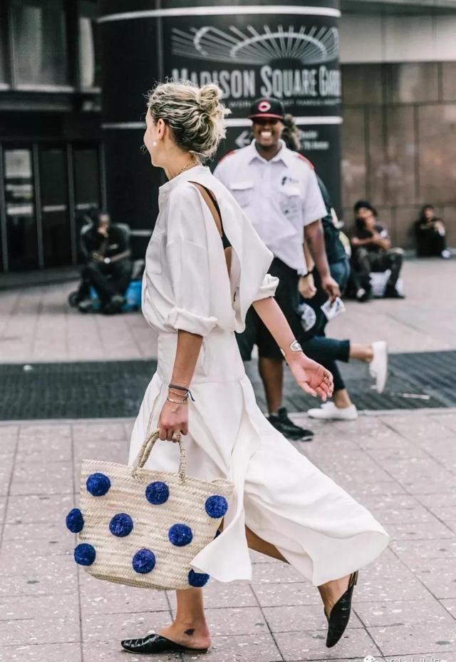 连衣裙|忘掉高跟鞋，“连衣裙+平底鞋”才是夏季王炸组合