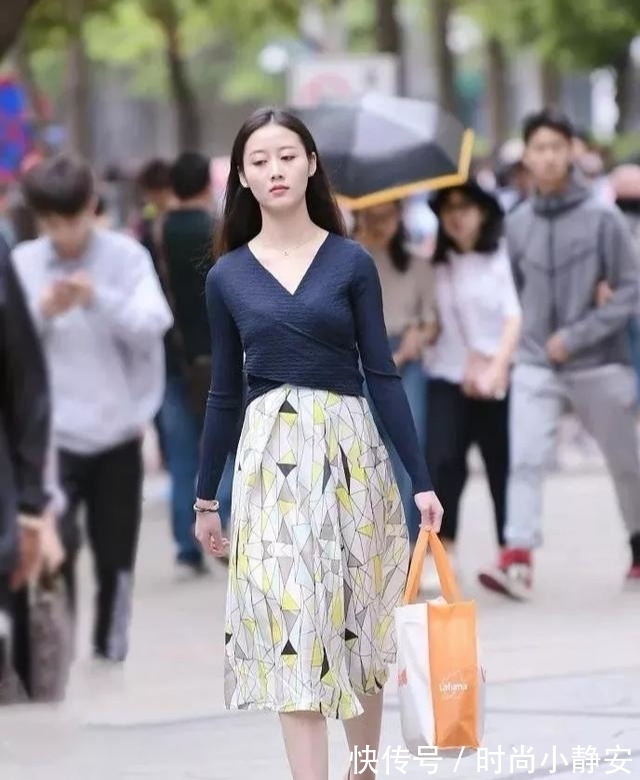 小姐姐|V领针织半身裙，气质动人，清新自然