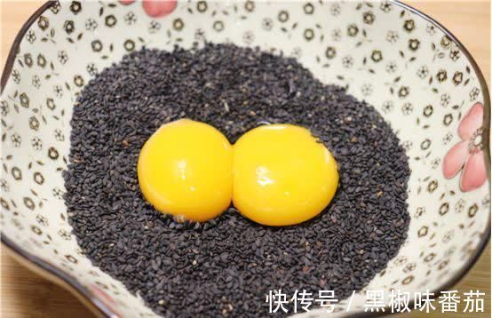 干面粉|黑芝麻这样做太吃了，加2个鸡蛋，简单一搅，出锅小孩抢着吃