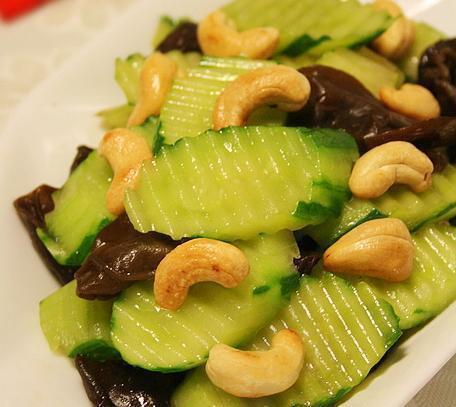 美食推荐莴笋焖腊肉，腐竹拌黄瓜，香椿拌黄豆，米酒鸡翅