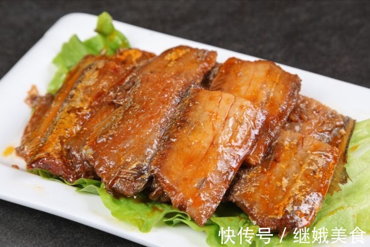 煎带鱼，用面粉还是淀粉？大厨教你一招，口感香酥脆，好吃不油腻