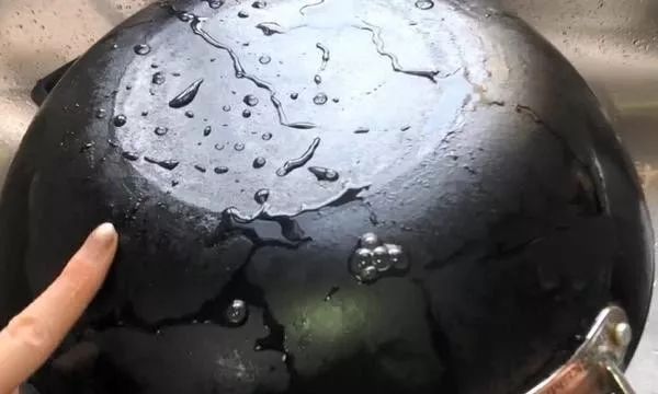 烦恼|在锅底贴上一层纸巾,解决了千万家庭的烦恼,学会受用一生