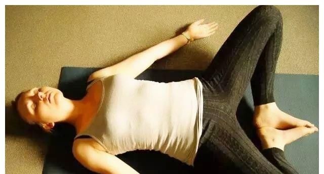消化系统|仰卧束角式每天躺几分钟,放松身心,打开髋部,好处多多