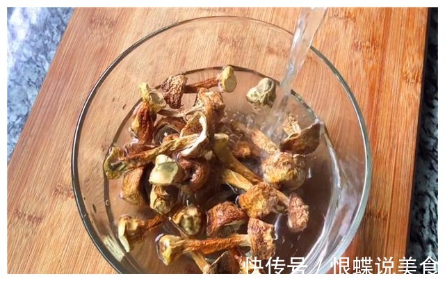 想要鸡汤好喝，炖鸡肉时不要直接入锅炖，多加一步骤，鸡汤特鲜！