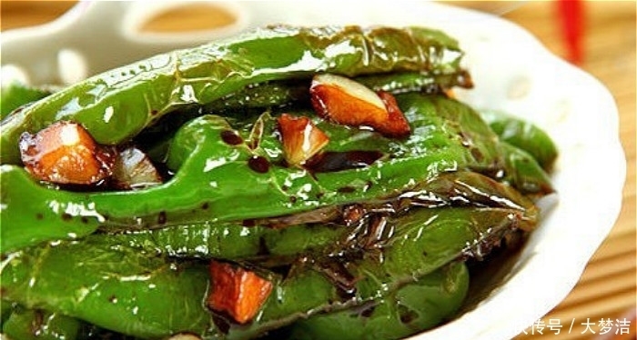 虎皮青椒怎么做菜好吃?关键在先放油还是青椒,弄错起皮不入味