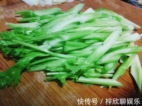 芹菜炒腐竹|遇到这菜不能放过,1盘相当于跑步半小时,让你吃出“小蛮腰”