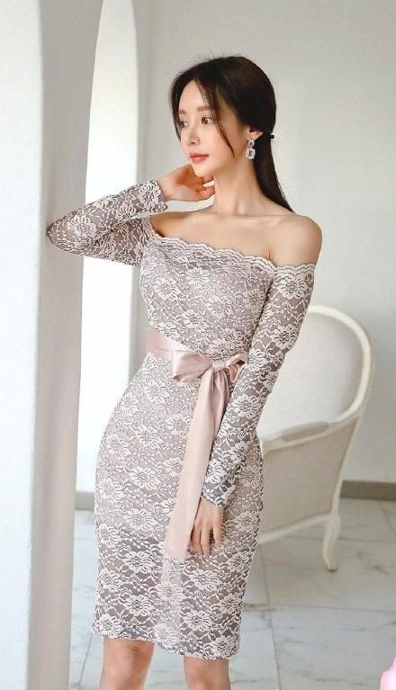 孙允珠身材太养眼，搭露肩蕾丝绣花包臀裙气质优雅，尽显性感锁骨