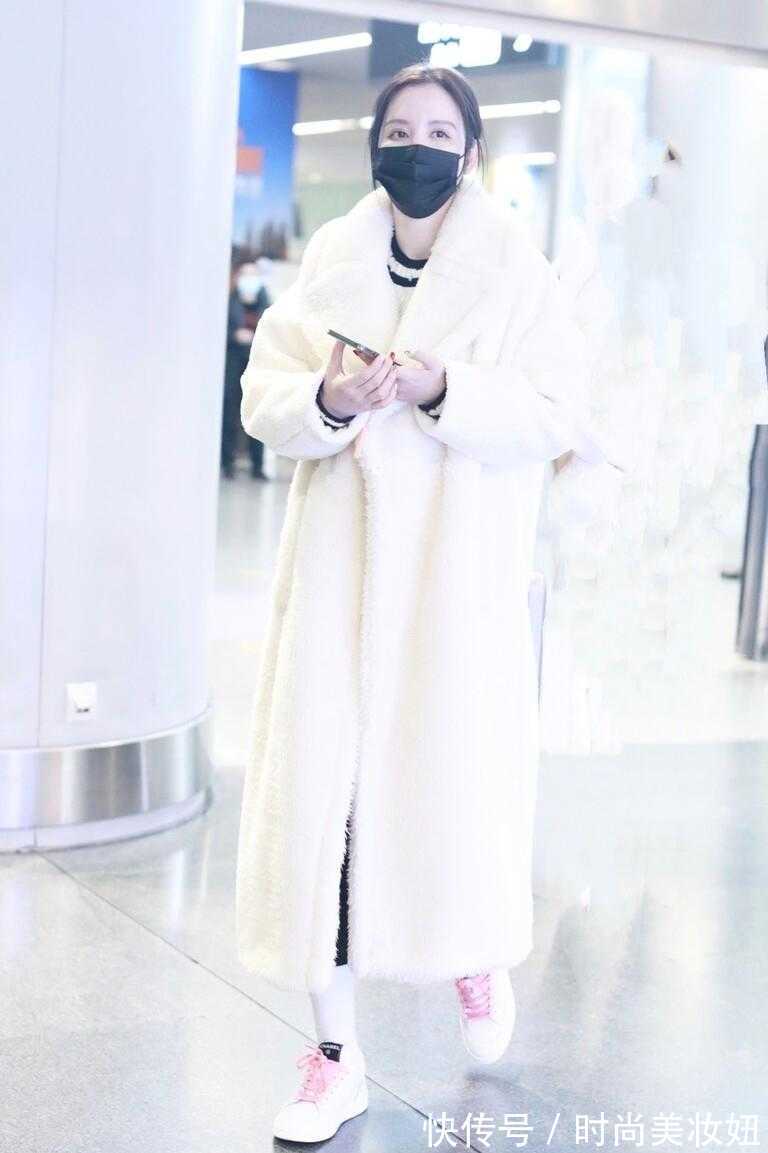 羊羔绒 40岁张萌真赶时髦,穿羊羔绒外套配瑜伽裤,比小姑娘还洋气