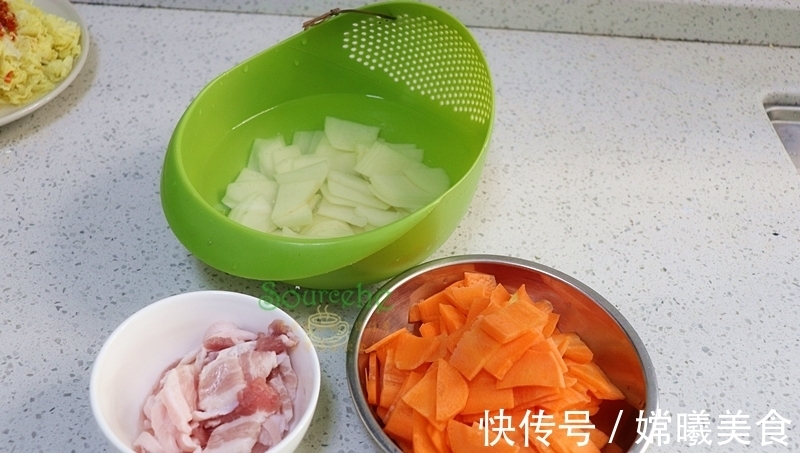 胡萝卜片|五花肉加2种食材，简单炒一炒，下饭又营养，儿子隔三差五吃一次