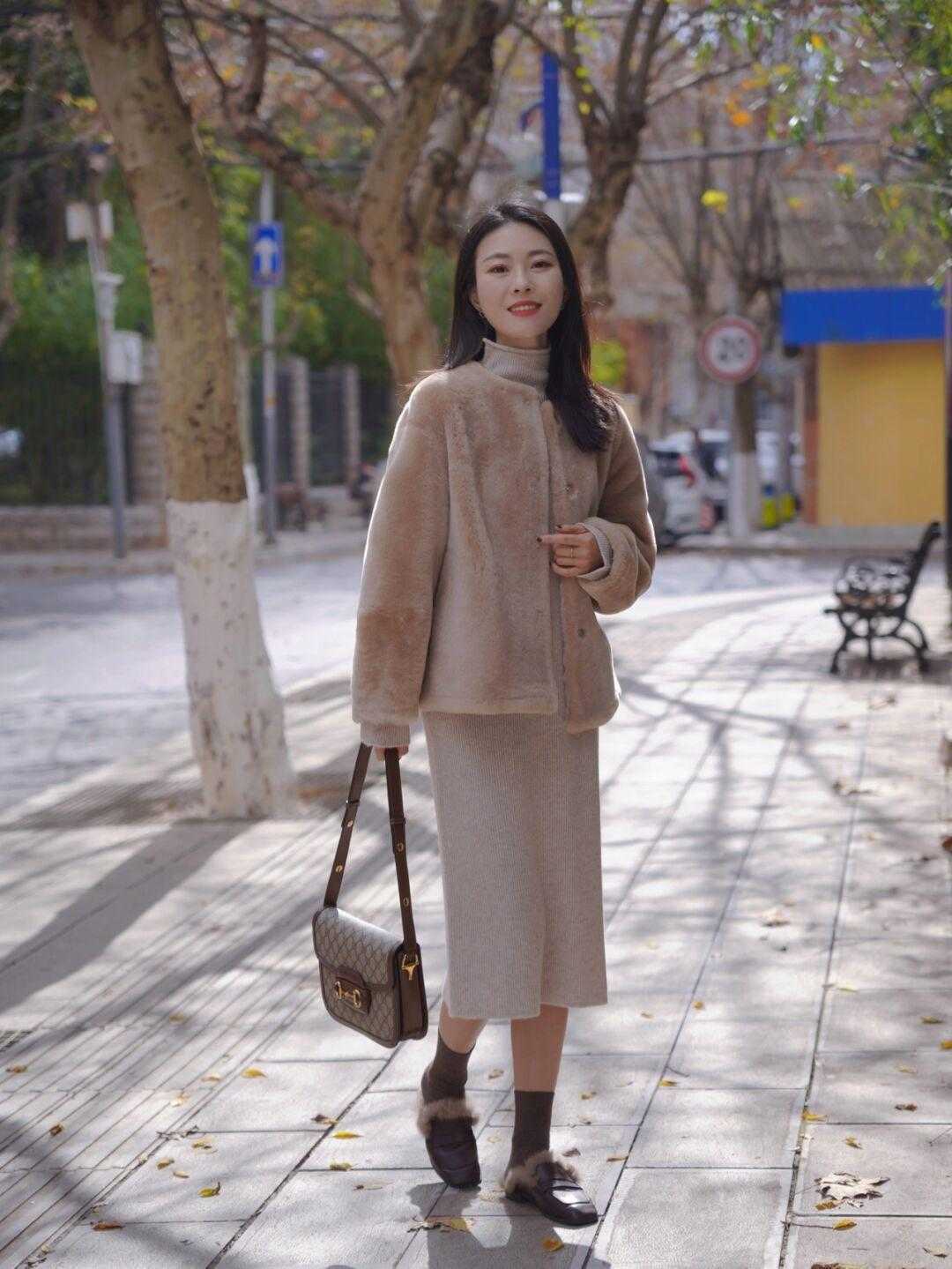 卡其色|通勤连衣裙就备这几条,精致优雅又有职业范,穿上秒变“大佬”