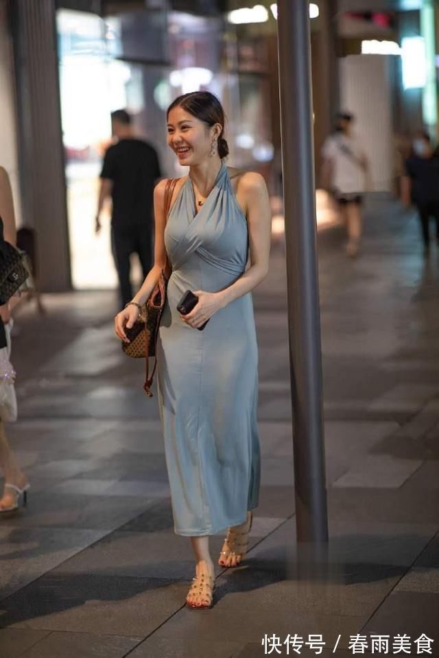 小姐姐 小姐姐这条裙子面料,像极了抹布,还穿出晚礼服的感觉,也是神奇