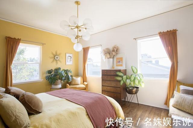 住进|比大白墙耐看，这个出租屋的墙面设计，仿佛住进了电影里
