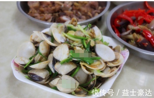 妈妈从早上忙到中午,做了一桌子菜,简单实惠,全家吃的很开心!