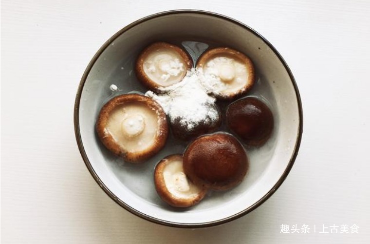 香菇水洗或焯水都是大忌,用这1招,脏东西乖乖溜走,干净又卫生