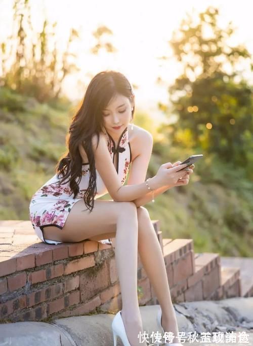 龙纹 身穿超短旗袍的小姐姐,秀出完美好身材,俏皮粉发显个性