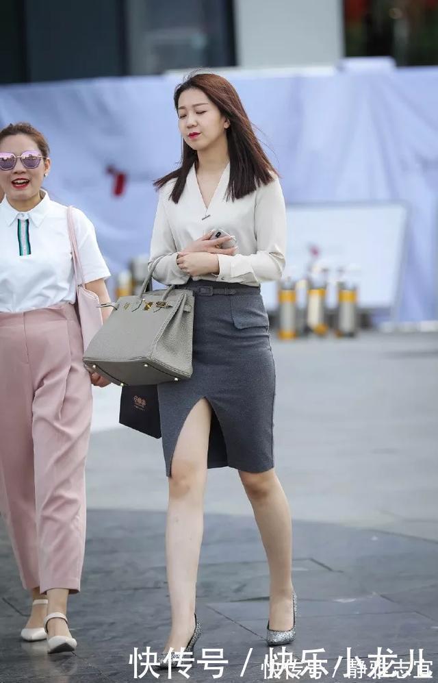吊带|街拍美女吊带的短裙套装搭配高跟鞋,浅灰色的色系非常的清新可人