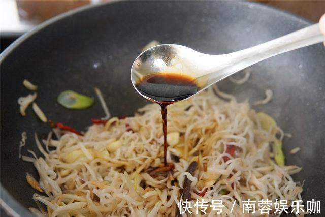 芥菜丝|冬天做咸菜,不用腌不用晒,一炒一蒸能“速成”,咸香嘎嘣脆