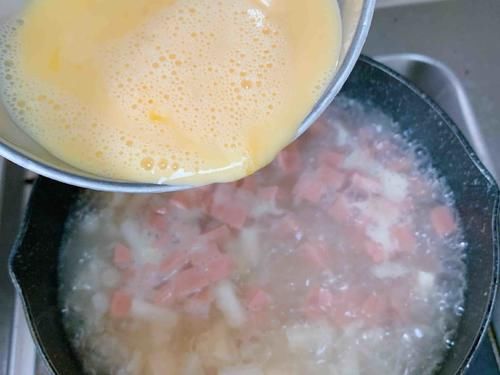 它是天然“堿性食物”，女性常吃，補益氣補血，美容養顏，頭發也變得烏黑發亮！