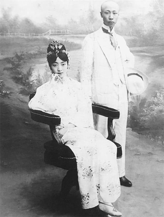 坐姿|溥仪和婉容的私房照,图3是大婚的凤床,图4坐姿反映一个事实