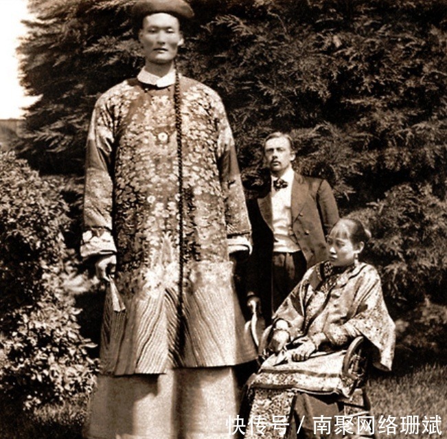 乞丐|清末民初的老照片:图三乞丐冻死街头,图七是大清朝最高的男人